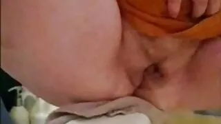 Garota magra com sei ...