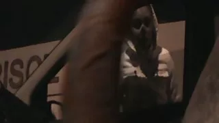 Homem negro com tesã ...