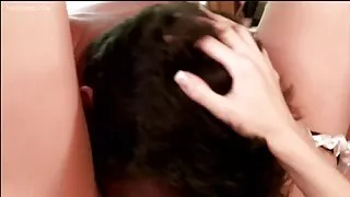 Gata se inclina sobr ...